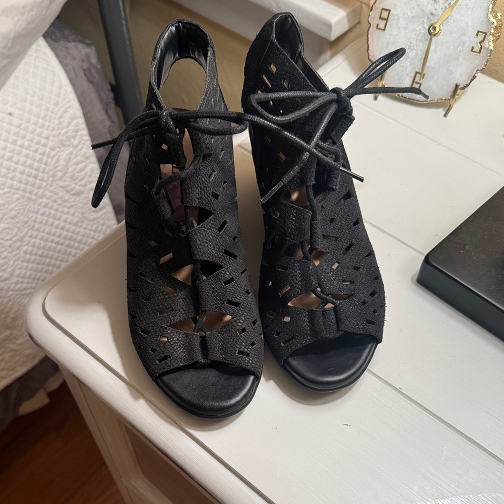 Earth Black Lace-Up Open Toe Sandals